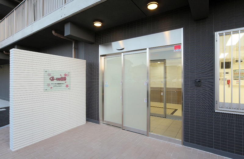 サービス付き高齢者向け住宅出入口